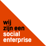 Logo Wij zijn een social enterprise rode achtergrond met zwarte en witte tekst