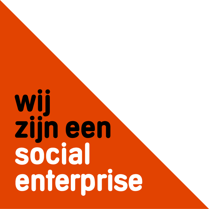 Logo Wij zijn een social enterprise rode achtergrond met zwarte en witte tekst