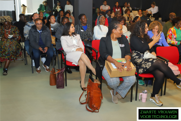 Ontwerp zonder titel (19) Public of black women sitting on red chairs